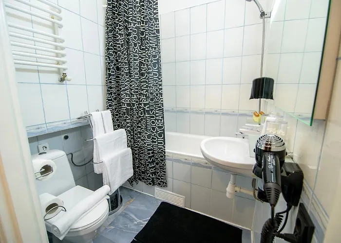 Red And Yellow Modern Apartamento Leópolis